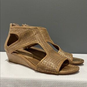 Rose Gold Donald Pliner “Ellia” Baby Wedge Heels Size 8.5